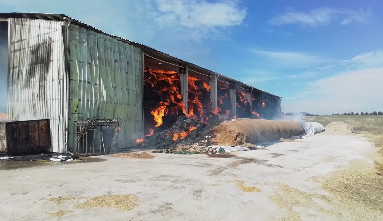 Na Žďársku hoří ocelokolna, hasiči vyhlásili druhý stupeň požárního poplachu