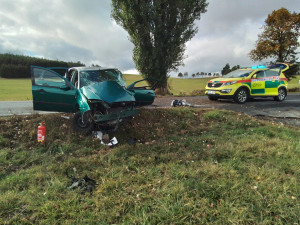 Záchranné složky zaměstnala nehoda na Žďársku, jeden zraněný cestující skončil v nemocnici