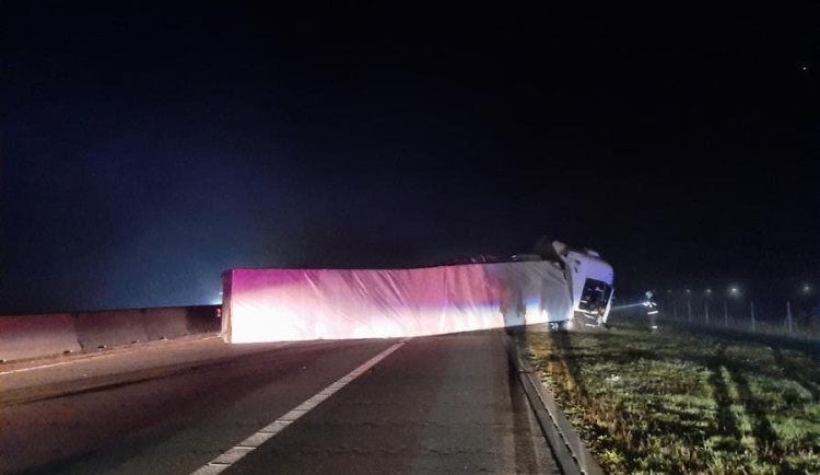 D1 brzy ráno zablokovaly dvě nehody. Směr na Brno je neprůjezdný, řidiči musí po objížďce