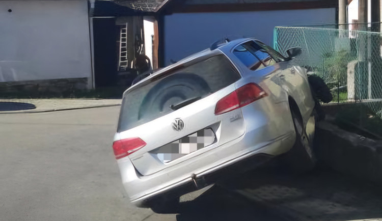 Řidička se nevěnovala řízení, vyjela na chodník a zastavil jí až plot. Foto: se svolením Policie ČR