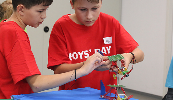 Bosch inspiroval mladé techniky na Boys' Day 2024 stavebnicí Merkur