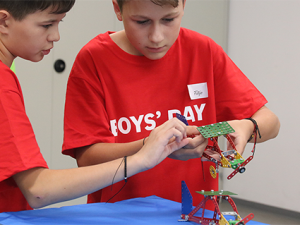 Bosch inspiroval mladé techniky na Boys' Day 2024 stavebnicí Merkur