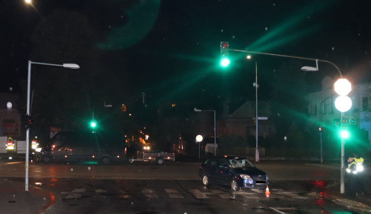  V Havlíčkově Brodě se srazila dvě auta, jedno mělo přívěs. Policie hledá svědky i záznamy z kamer