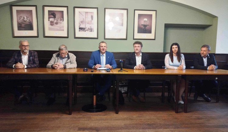 Zleva: Vladimír Novotný, Jiří Běhounek, Martin Kukla, Jiří Pokorný, Andrea Peňáz a Radek Koten