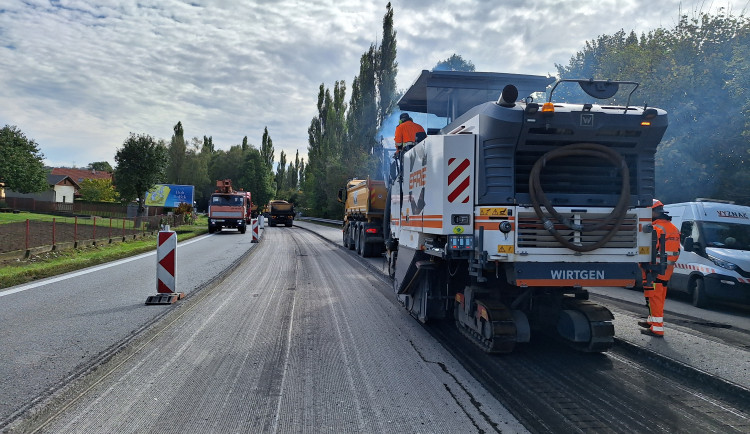 Na silnici mezi Skuhrovem a Habry se dnes objevily frézy. Po dobu oprav čekají na řidiče semafory