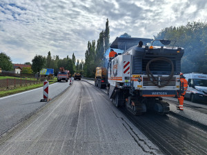 Na silnici mezi Skuhrovem a Habry se dnes objevily frézy. Po dobu oprav čekají na řidiče semafory