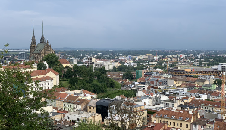 V Brně se prodlužuje naděje na dožití, ale klesá plodnost. Podívejte se na analýzu věkové struktury Brna