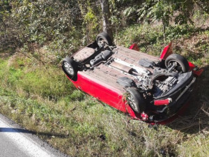 Hromadná nehoda u Třebíče: Řidička za volantem Škody Citigo poničila tři stojící auta