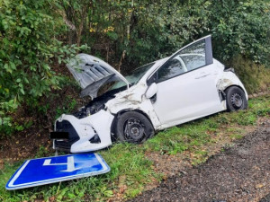 Seniorka s Toyotou Yaris nedala přednost na křižovatce. Narazil do ní nákladní vůz