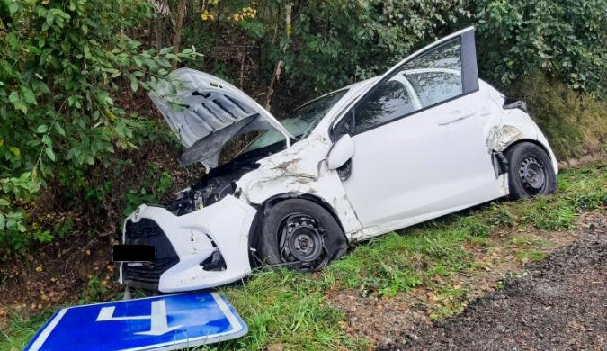 Seniorka s Toyotou Yaris nedala přednost na křižovatce. Narazil do ní nákladní vůz. Foto: se svolením Policie ČR