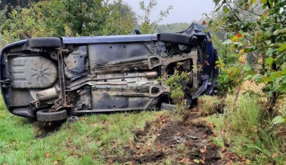 Osmnáctiletý řidič jel moc rychle. Dostal smyk a jeho auto skončilo na boku