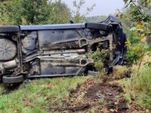 Osmnáctiletý řidič jel moc rychle. Dostal smyk a jeho auto skončilo na boku