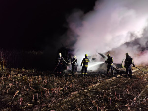 Na poli shořela řezačka na kukuřici. Předběžná škoda byla vyčíslena na 5,5 milionu korun