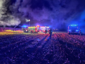 Na poli shořela řezačka na kukuřici. Předběžná škoda byla vyčíslena na 5,5 milionu korun