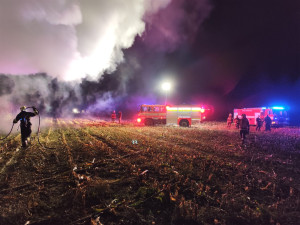 Na poli shořela řezačka na kukuřici. Předběžná škoda byla vyčíslena na 5,5 milionu korun