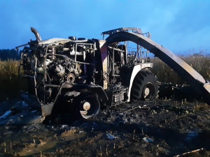 Na poli shořela řezačka na kukuřici. Předběžná škoda byla vyčíslena na 5,5 milionu korun