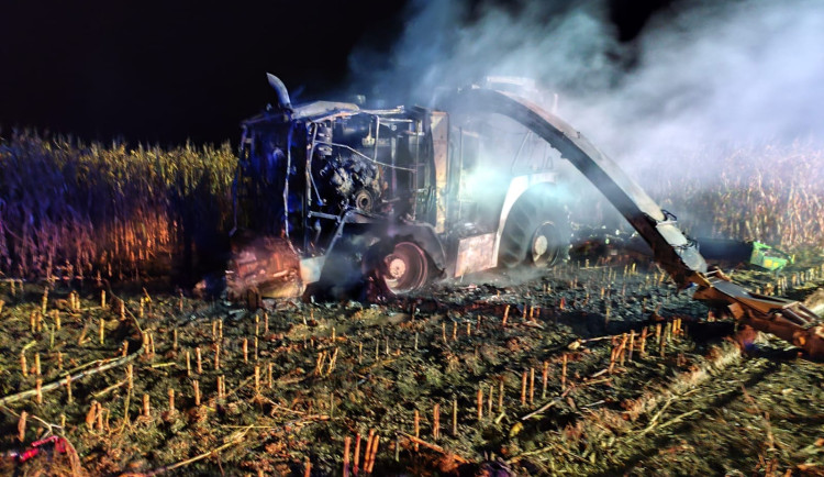 Na poli shořela řezačka na kukuřici. Předběžná škoda byla vyčíslena na 5,5 milionu korun