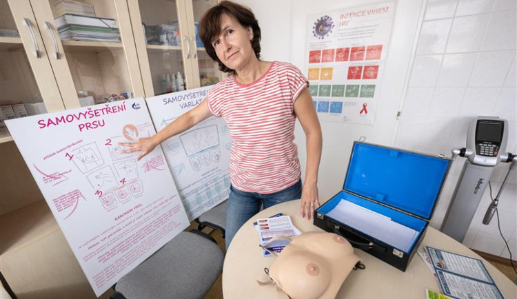 Osvětu samovyšetření prsu i varlat pomáhá šířit Irena Zimenová ze Státního zdravotního ústavu v Jihlavě