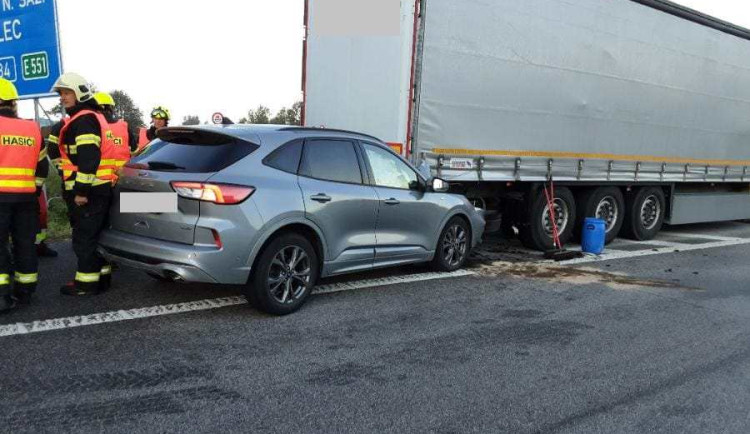 Řidič přehlédl kamion zaparkovaný v odbočovacím pruhu, narazil do návěsu.
