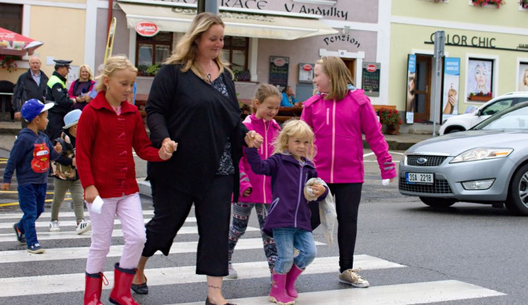 diky-novemu-osvetleni-budou-deti-pri-prechazeni-nebezpecneho-prechodu-ve-vyssim-brode-lepe-videt