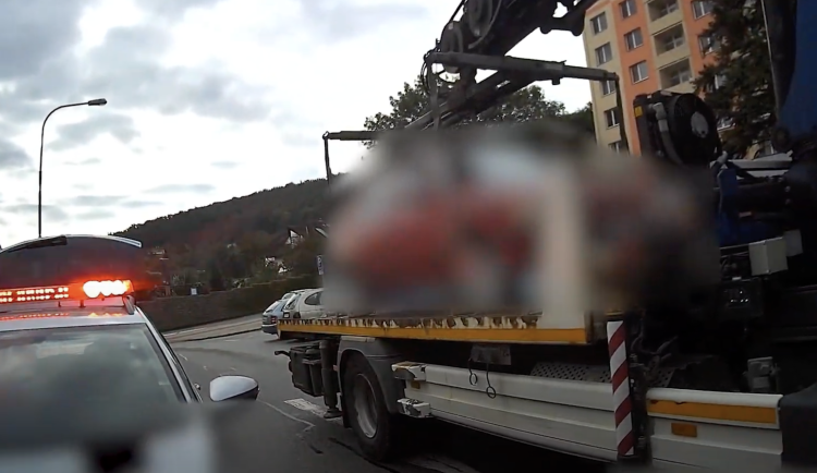 VIDEO: Namol opilý řidič si jel do obchodu pro vodku. Policisté mu nechali z místa auto odtáhnout