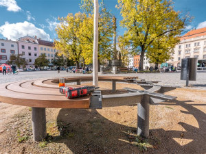 Oprava kulatých laviček na náměstí. Na sedácích se objevily praskliny