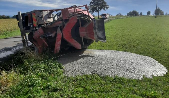 Řidič převrátil nákladní vůz a po havárii zalil pole betonem