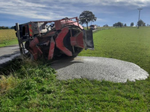 Řidič převrátil nákladní vůz a po havárii zalil pole betonem