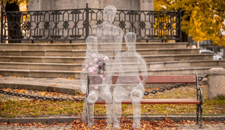 Vem je do svých rukou. Umělecké dílo na náměstí upozorňuje na prevenci rakoviny prsu. Foto: se svolením Města Jihlava