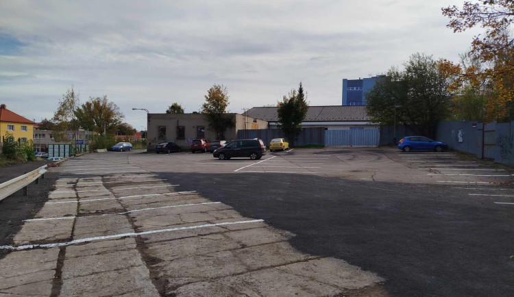 Parkoviště u areálu starého Jihlavanu.