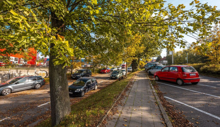 Jihlava pro dojíždějící rozšířila nabídku parkování zdarma