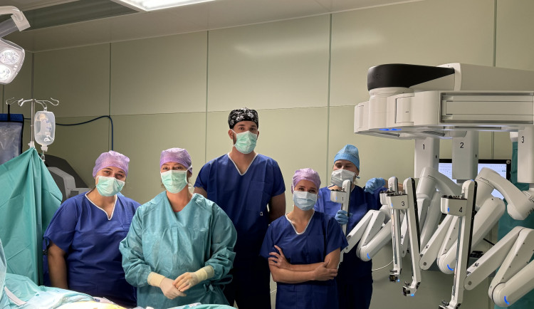 Robot v Jihlavě odoperoval už sto gynekologických pacientek. Rány se lépe hojí, méně je i komplikací