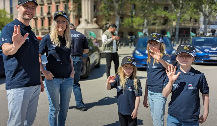 Pětičlenná rodina z Pelhřimova procestovala celý svět. Takřka 40 tisíc kilometrů ujeli Martínkovi elektromobilem