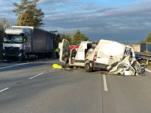 Tragická nehoda na D1. Do odstaveného náklaďáku narazila dodávka, spolujezdec zemřel