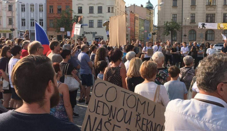 Jihlavou dnes projdou demonstranti s holemi a řetězy. Nevolejte policii, půjde o natáčení videoklipu