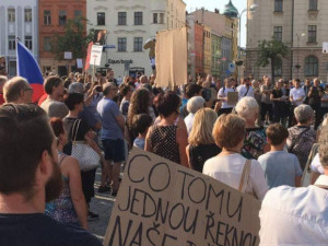 Jihlavou dnes projdou demonstranti s holemi a řetězy. Nevolejte policii, půjde o natáčení videoklipu