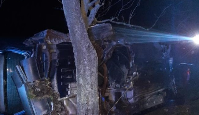 Vůz najel na svodidla a po nehodě zůstal ležet na boku. Řidič měl přes dvě promile. Foto: se svolením Policie ČR