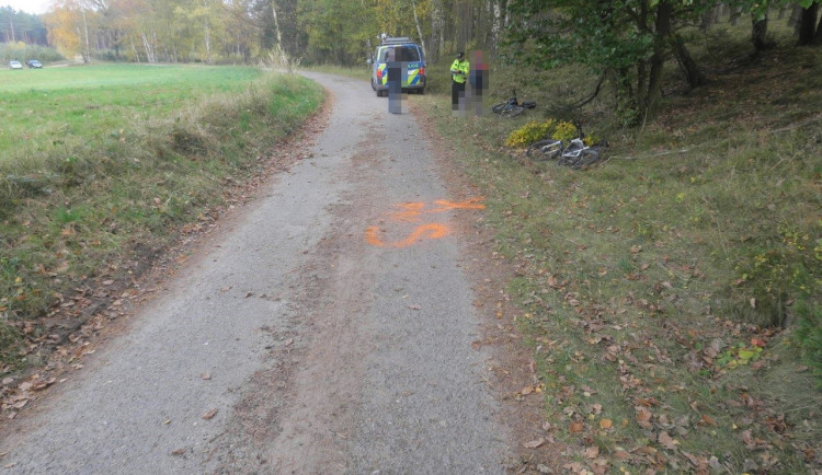 Výlet tří seniorů na elektrokolech skončil těžkým zraněním jednoho z nich