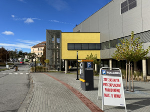 Třebíč od června příštího roku zpoplatní parkování u nemocnice