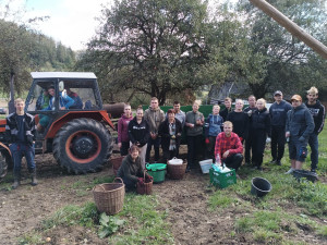 V Ujčově na Žďársku lidé sebrali pět tun jablek, výtěžek z prodeje jde na kroje