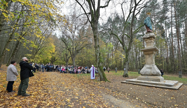 Socha ze zaniklé obce Zahrádka září na břehu přehrady Švihov novotou