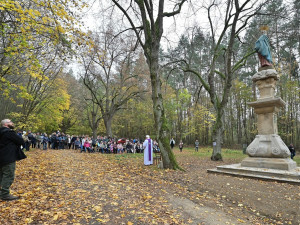 Socha ze zaniklé obce Zahrádka září na břehu přehrady Švihov novotou