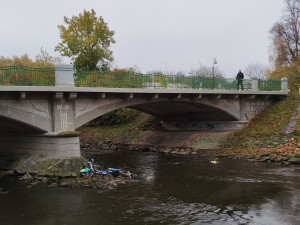 Sdílená kola někdo naházel z mostu do řeky, policie hledá viníka