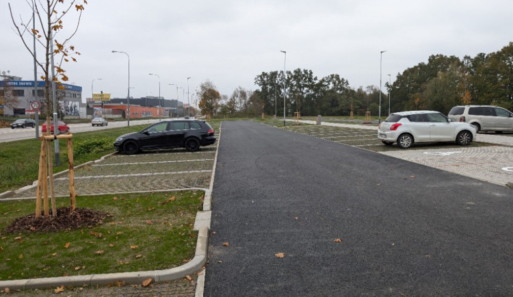 Parkoviště u volnočasového areálu je hotové, nabízí 100 míst a zpoplatněné bude od dubna