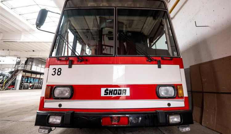 Dopravní podnik připravil speciální dušičkovou linku D, cestující zdarma sveze retro trolejbus