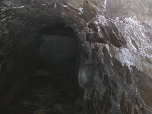 V Krucemburku se při opravě propadla silnice. Stavbaři narazili na historickou kanalizaci