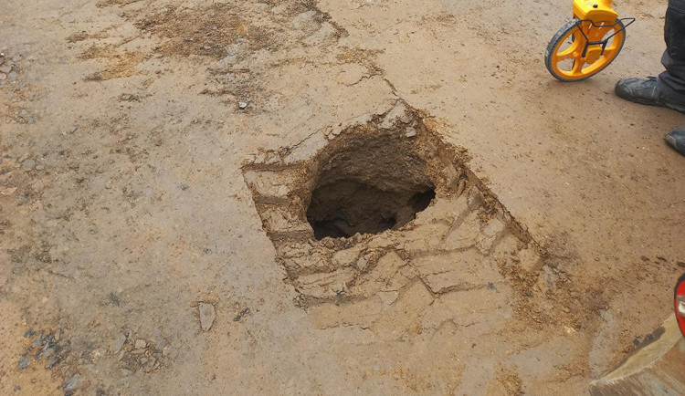 V Krucemburku se při opravě propadla silnice. Stavbaři narazili na historickou kanalizaci