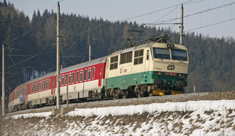 Tento víkend končí v provozu „banány“. Nadále bude možné kolem Prahy potkat poslední ikonickou lokomotivu