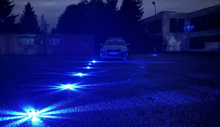 Policisté mají LED blikače, které jim pomohou při mimořádných událostech