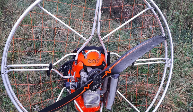 Pilot motorového paraglidingového křídla se kochal přírodou, přehlédl elektrické dráty a spadl do řeky